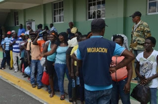 Detenidos 28 haitianos indocumentados en interior minibús