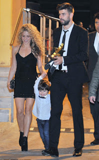 Shakira y Milán acompañaron a Piqué a recibir un premio