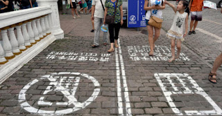 Ciudad china crea  carril exclusivo para peatones que el celular