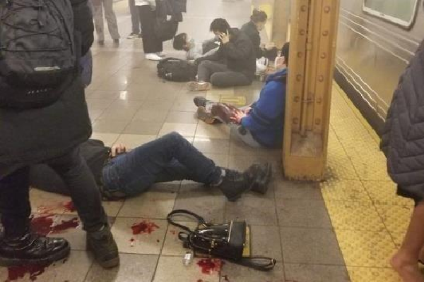 Policía investiga posible atentado en tren de Brooklyn