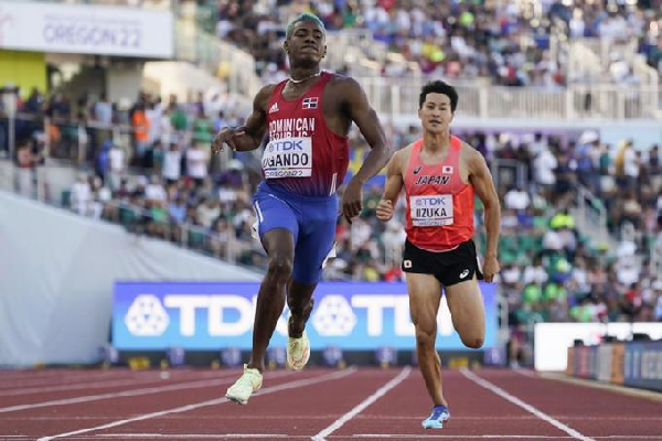 El dominicano Alexander Ogando corre en las semifinales de los 200 metros 