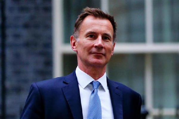 Gobierno británico dará detalles del plan fiscal para conjurar motín