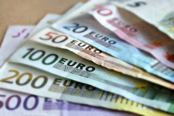 El euro cae por debajo de los 1,04 dólares por la aversión al riesgo
