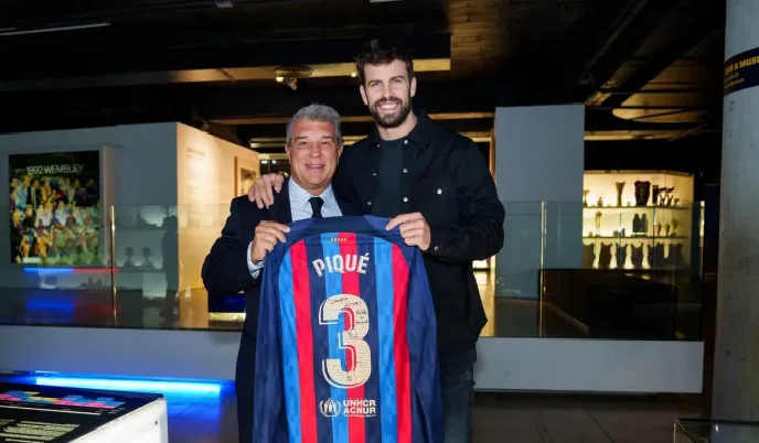 Gerard Piqué entrega la camiseta de su último partido al museo del Barça