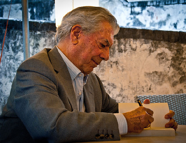 Hospitalizan por segunda vez a Mario Vargas Llosa por covid-19