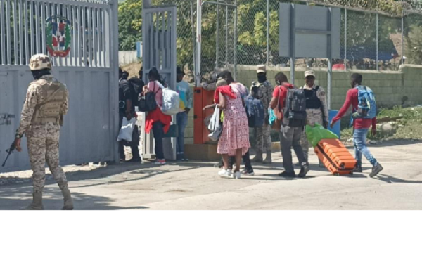 En Elías Piña permiten la salida de haitianos por una pequeña puerta fronteriza