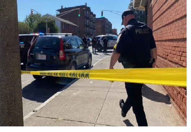 Reportan múltiples víctimas en un tiroteo en Massachusetts