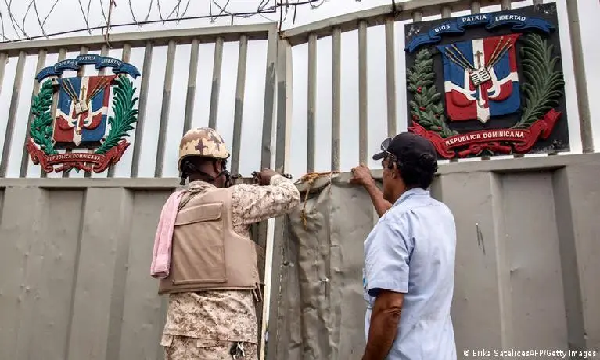 Haitianos rompen puerta en Juana Mendez para restablecer comercio con RD